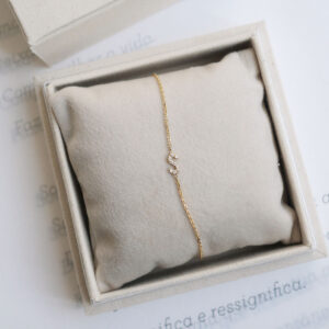 Pulseira delicada de ouro 18k com letra S cravejada com diamantes