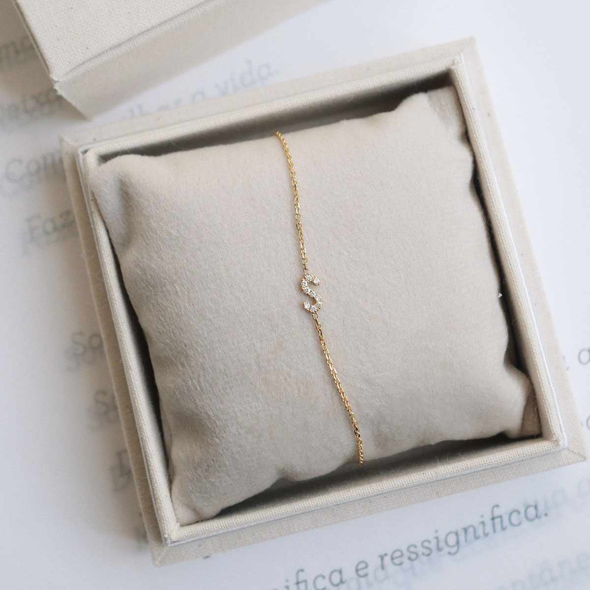 Pulseira delicada de ouro 18k com letra S cravejada com diamantes