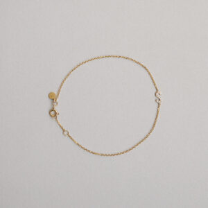 Pulseira delicada de ouro 18k com letra S cravejada com diamantes