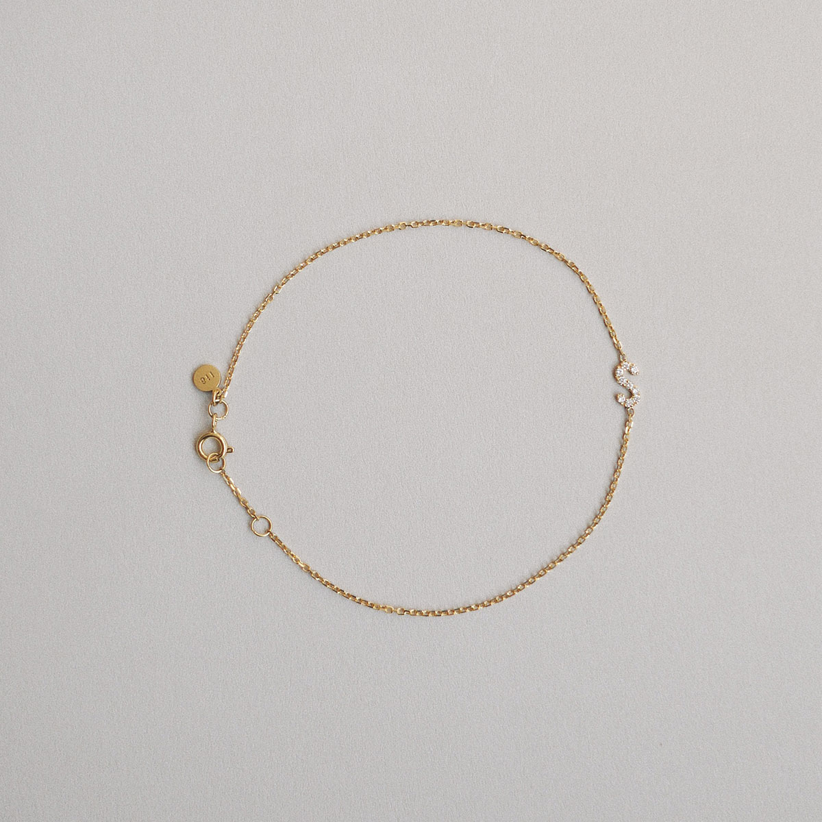 Pulseira delicada de ouro 18k com letra S cravejada com diamantes