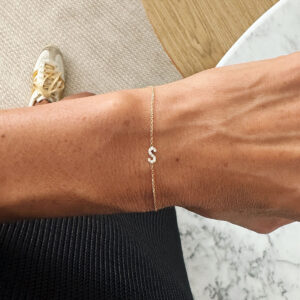 Pulseira delicada de ouro 18k com letra S cravejada com diamantes