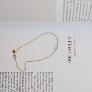 Pulseira delicada de ouro 18k com letra S cravejada com diamantes