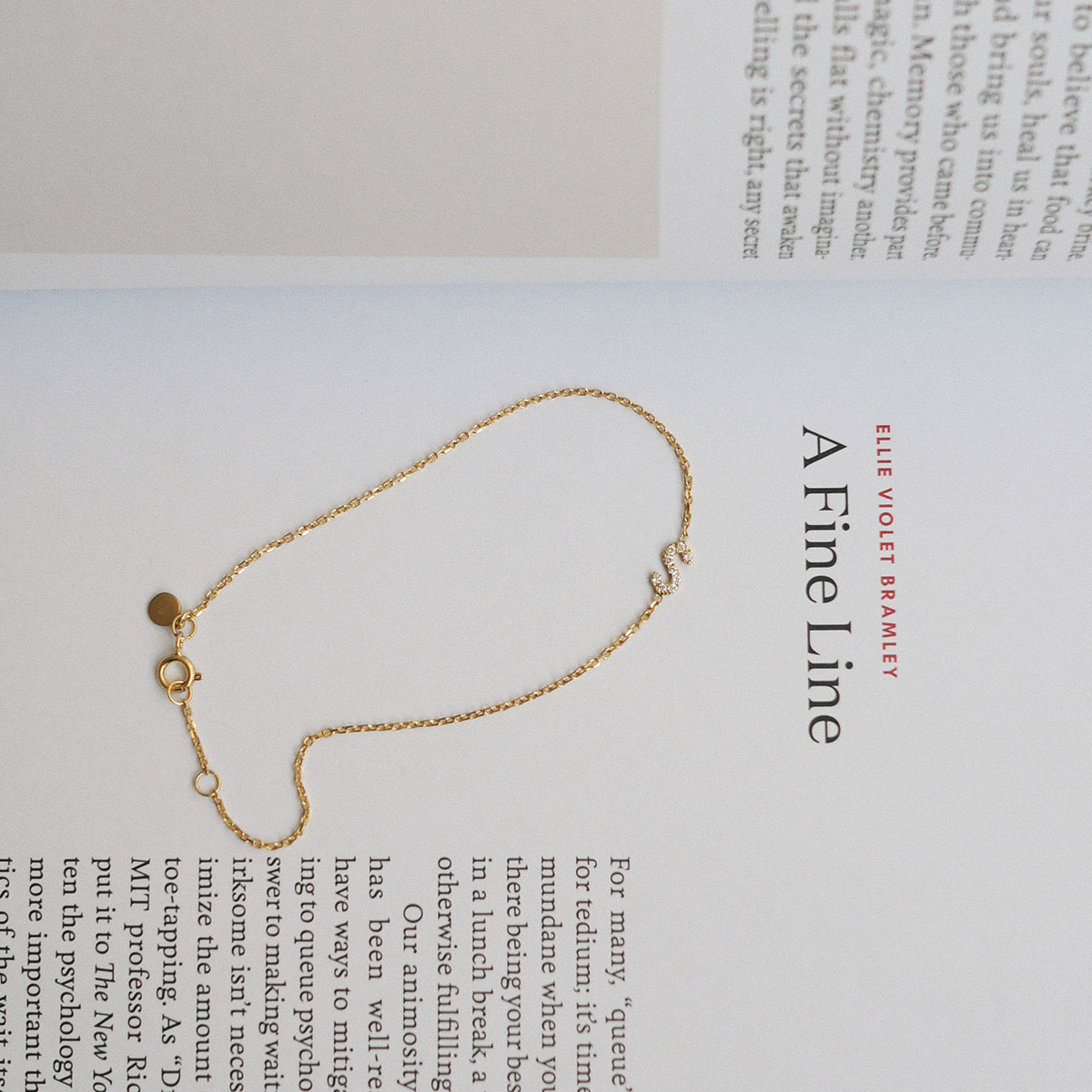 Pulseira delicada de ouro 18k com letra S cravejada com diamantes
