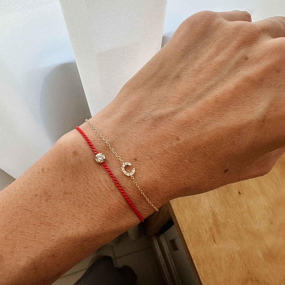 Pulseira delicada de ouro 18k com letra A cravejada com diamantes e pulseira com fio vermelho