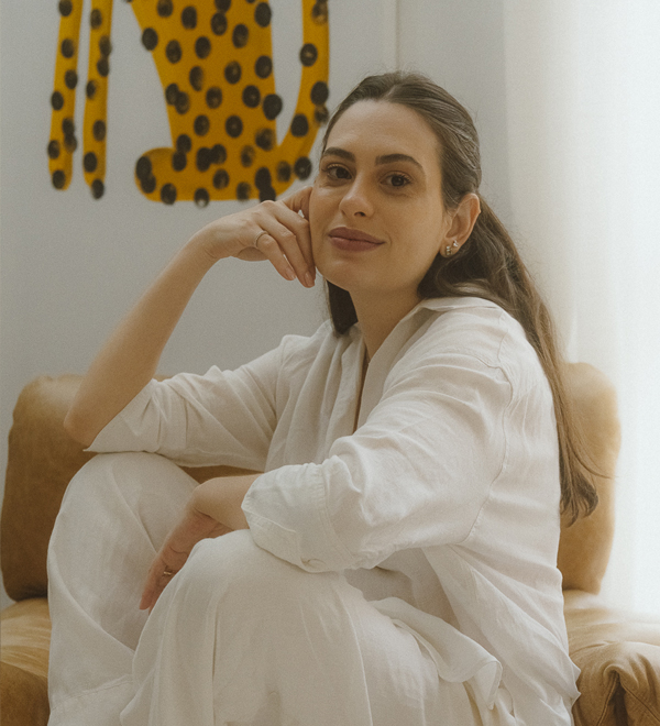 Natalia Maestrello em pose serena, usando camisa de linho branca e joias Liê, retratada na série “Em Camadas: uma série sobre propósito e autenticidade” no blog da Liê.