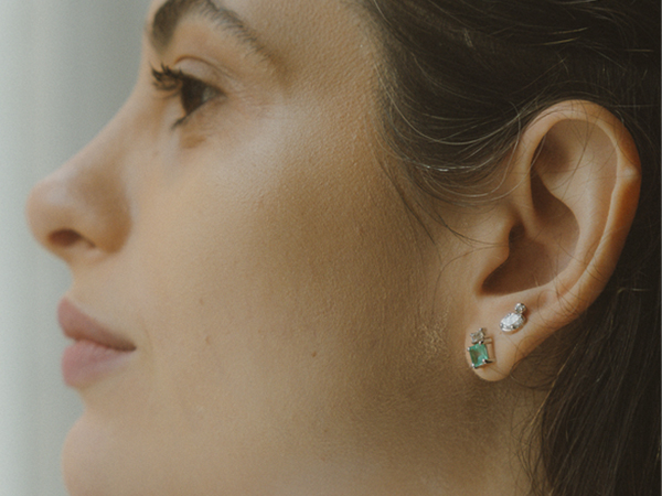 Mulher usando o Brinco Cecile com Diamantes e o Brinco Esmeralda com Diamantes Baguete da Liê Joias, joias delicadas e sofisticadas em ouro 18k e pedras preciosas.