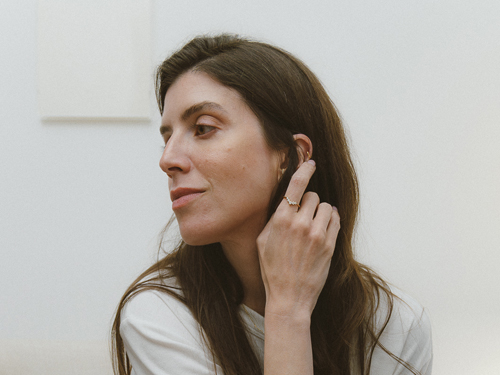 Rachel Bello usa o Anel Drop Diamantes Liê em retrato minimalista para a série Em Camadas, uma série sobre propósito e autenticidade apresentada pela Liê.