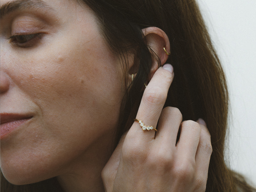 Rachel Bello usa o Anel Drop Diamantes Liê em ensaio da série Em Camadas sobre propósito e autenticidade.