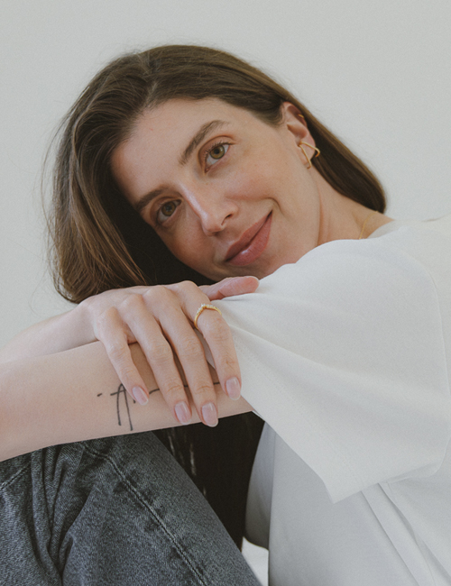 Rachel Bello usa o Anel Drop Diamantes e o Brinco Traço com Diamantes Liê para a série Em Camadas sobre propósito e autenticidade.