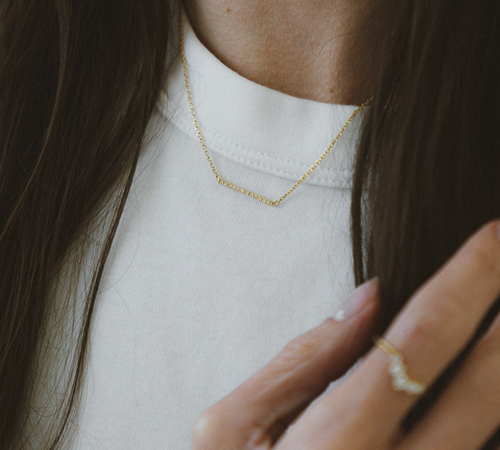Detalhe do Colar Traço com Diamantes e do Anel Drop Diamantes Liê usados por Rachel Bello em ensaio da série Em Camadas sobre propósito e autenticidade.
