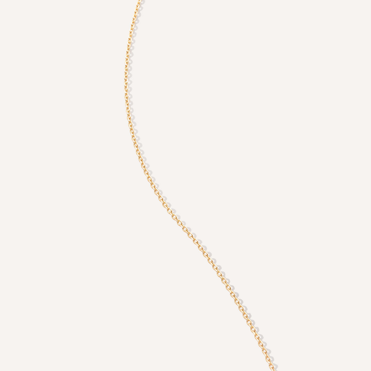 imagem dos elos da corrente cartier slim fina em ouro amarelo 18k
