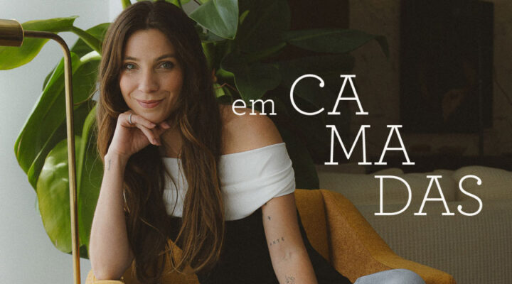 Iasmine Souza sentada em poltrona vestindo look minimalista e joias Liê, no episódio da série Em Camadas: uma série sobre propósito e autenticidade.