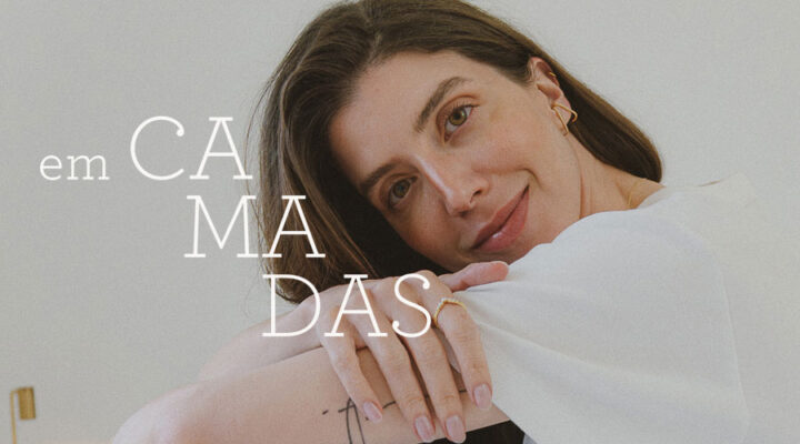 Rachel Bello, consultora de estilo e pesquisadora, com joias minimalistas da Liê, ilustrando a série Em Camadas.