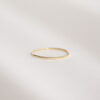 Aliancinha delicada e minimalista em ouro 18k e textura martelada.