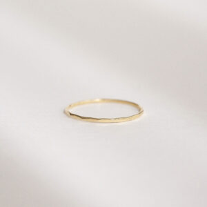 Aliancinha delicada e minimalista em ouro 18k e textura martelada.