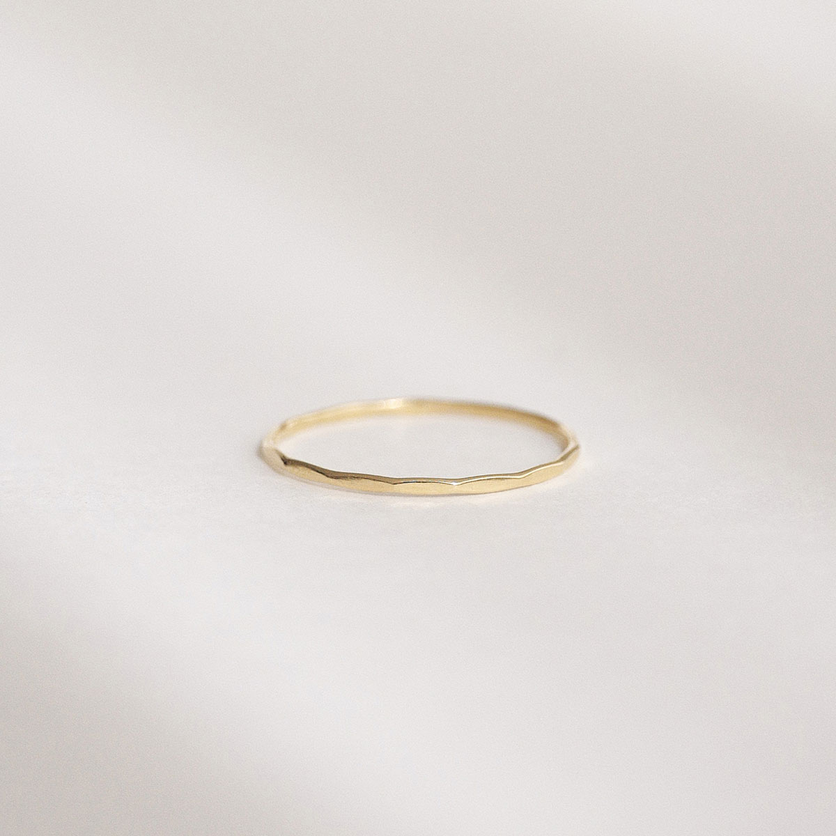 Aliancinha delicada e minimalista em ouro 18k e textura martelada.