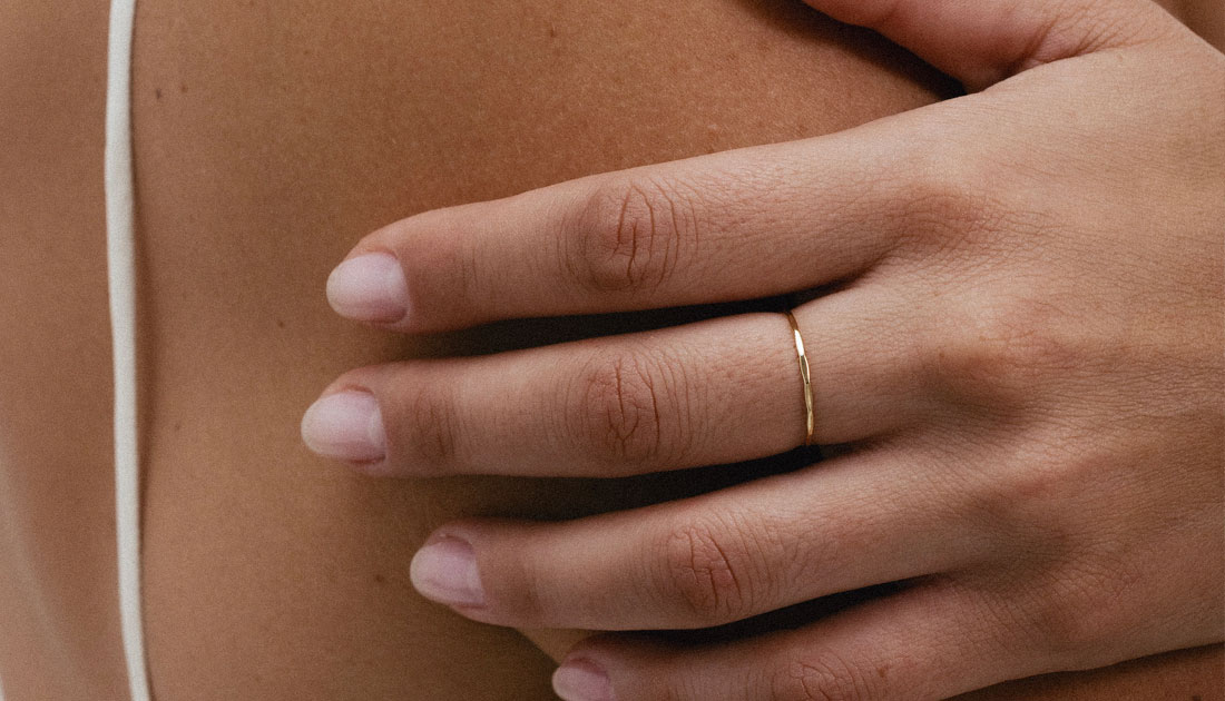 Anel minimalista e delicado em ouro 18k com aro martelado