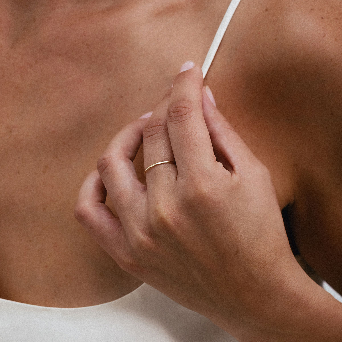 Anel minimalista e delicado em ouro 18k com textura martelada.