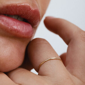 Anel minimalista e delicado em ouro 18k com textura martelada.