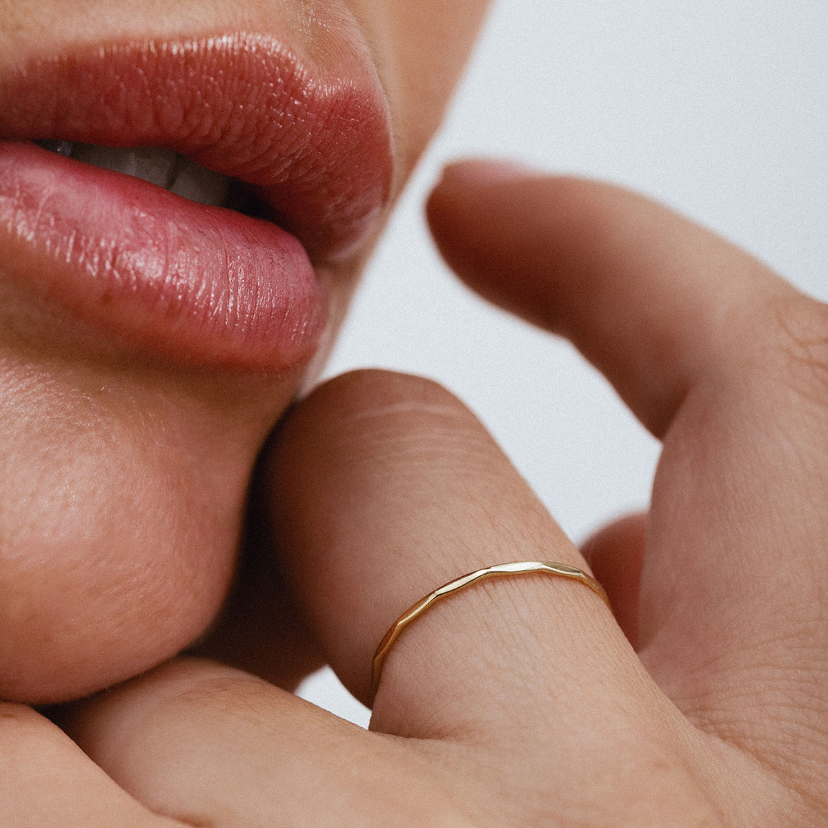 Anel minimalista e delicado em ouro 18k com textura martelada.