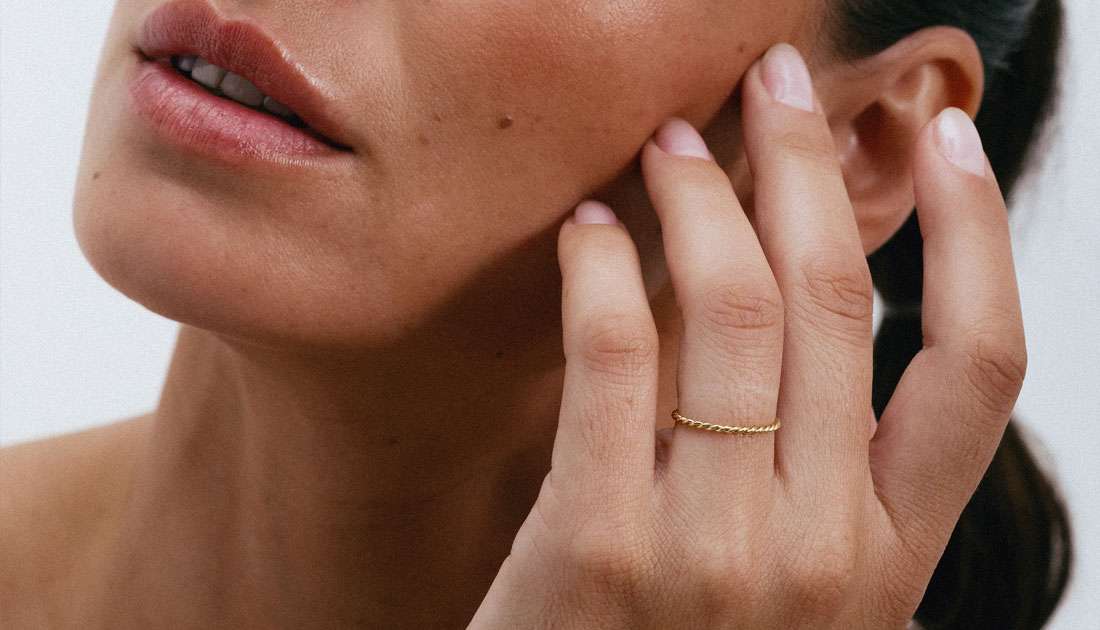 Anel minimalista e delicado em ouro 18k com aro torcido