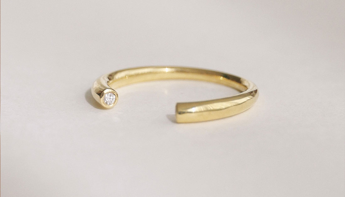 Anel para dedinho em ouro 18k com diamantes, design minimalista e aro aberto.