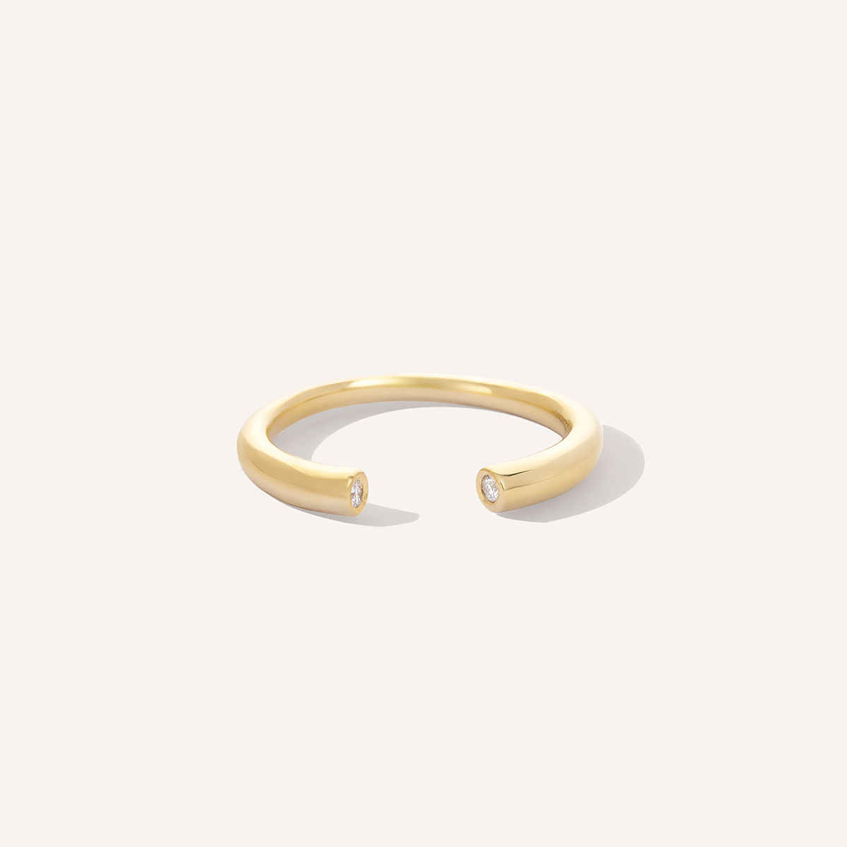 Anel em ouro amarelo 18k feito com design aberto com um diamante em cada ponta. Anel para dedo mindinho.