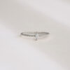 Anel com aro torcido em ouro branco 18k e diamante navete