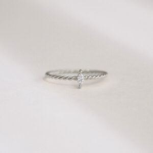 Anel com aro torcido em ouro branco 18k e diamante navete