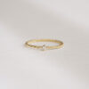 Anel minimalista em ouro 18k com aro torcido e brilhante pequeno
