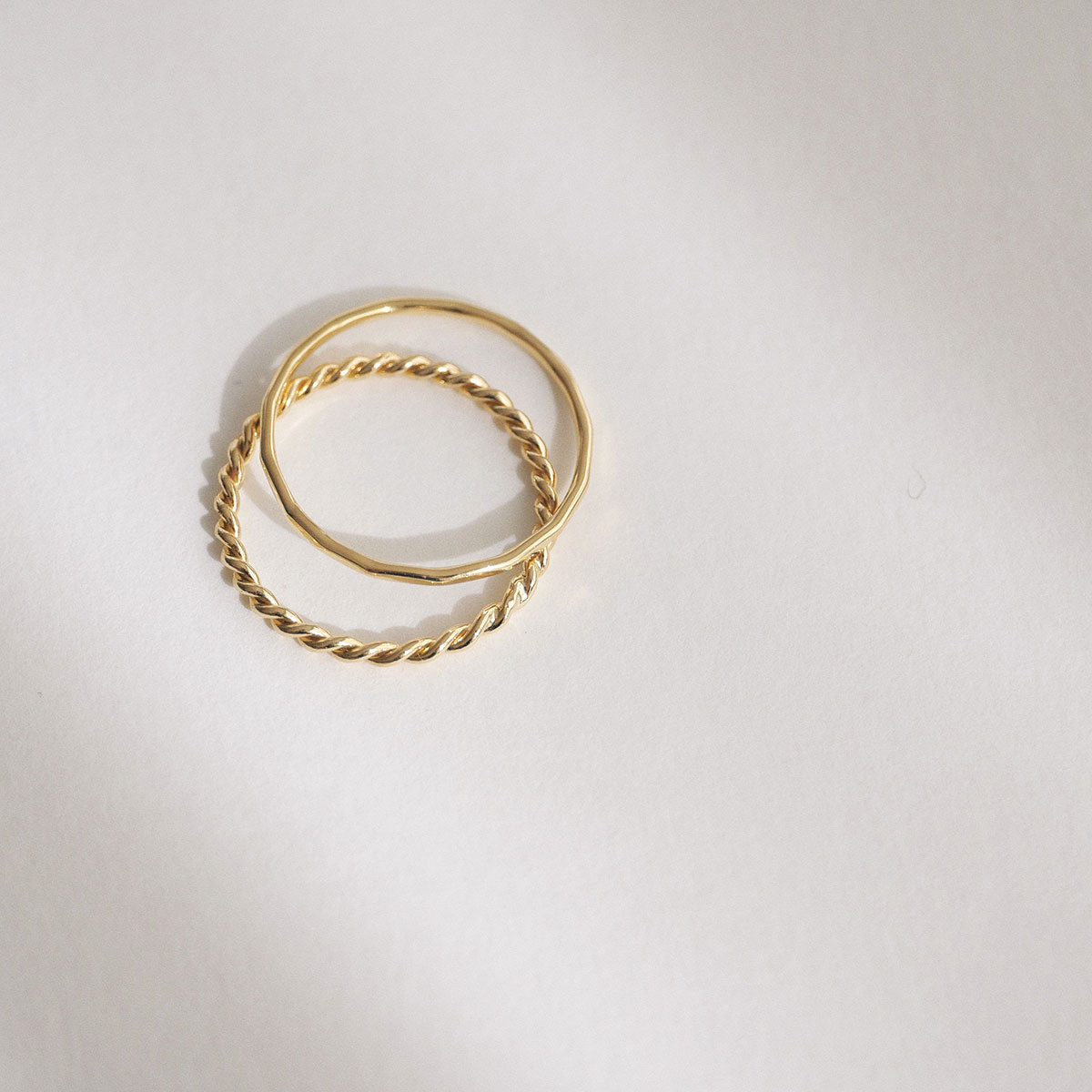 Anéis minimalistas em ouro 18k e texturas diferentes