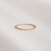 Anel minimalista em ouro 18k e aro torcido