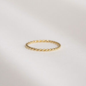 Anel minimalista em ouro 18k e aro torcido