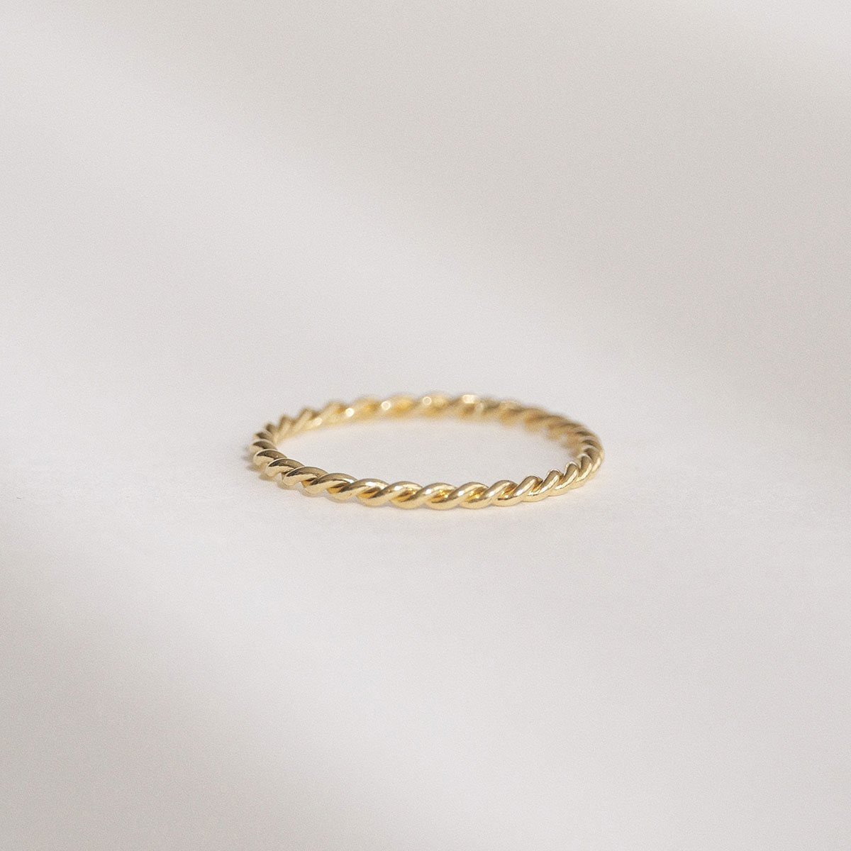 Anel minimalista em ouro 18k e aro torcido