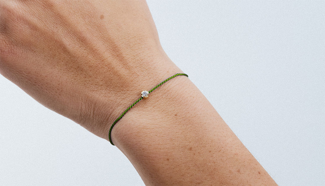 pulseira de seda natural verde com safira branca e detalhes em ouro 18k