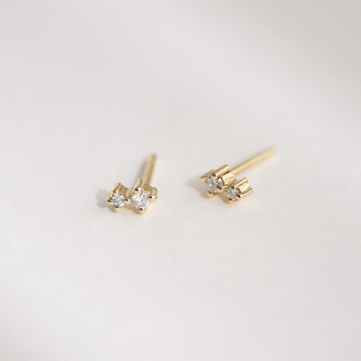 Par de brinco pequeno e delicado em ouro 18k com pequenos brilhantes.