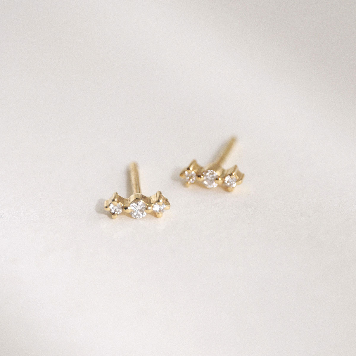 Par de brinco pequeno em ouro 18K com três diamantes