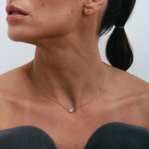 Colar minimalista em ouro 18k e diamante em lapidação gota centralizado.