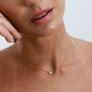 Colar delicado em ouro 18k e diamante em lapidação gota vestido.