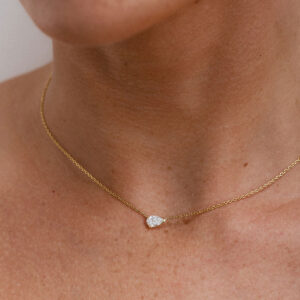 Colar delicado em ouro 18k e diamante em lapidação gota vestido.