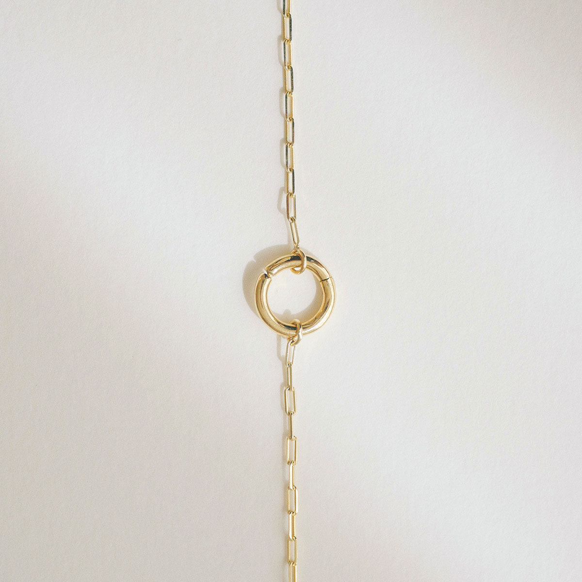 Porta pingente redondo versátil em ouro 18k