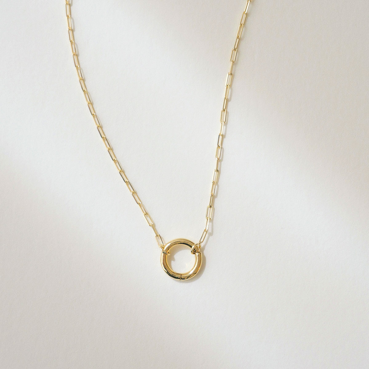 Porta pingente redondo versátil em ouro 18k