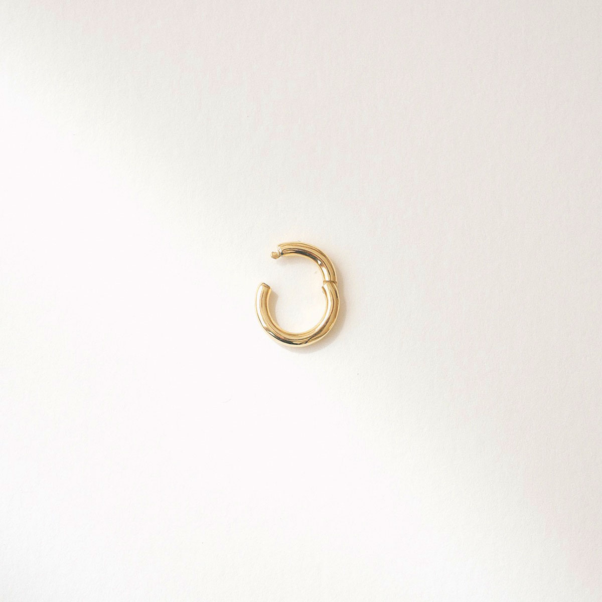 Porta pingente redondo em ouro 18k aberto.