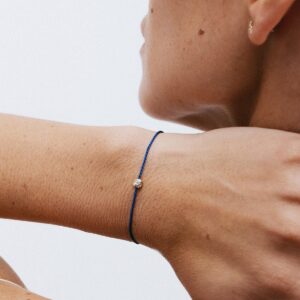 pulseira de seda natural azul com safira branca e detalhes em ouro 18k