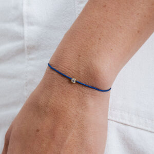 pulseira de seda natural azul com safira branca e detalhes em ouro 18k