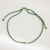 pulseira de seda natural verde com safira branca e detalhes em ouro 18k