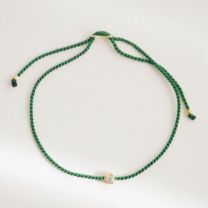 pulseira de seda natural verde com safira branca e detalhes em ouro 18k