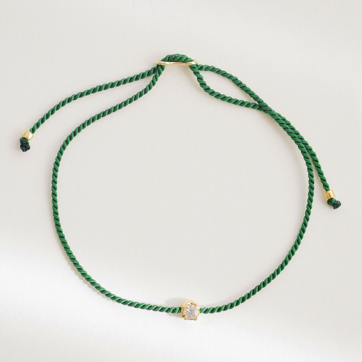 pulseira de seda natural verde com safira branca e detalhes em ouro 18k