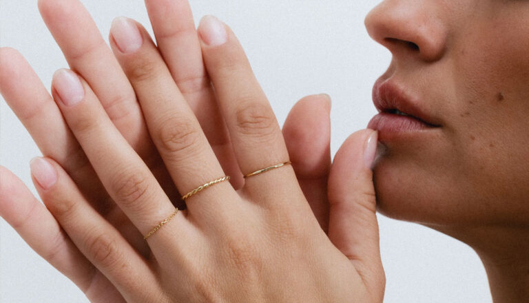Trio de anéis minimalistas em ouro 18k com texturas diferentes: corrente, torcido e martelado.
