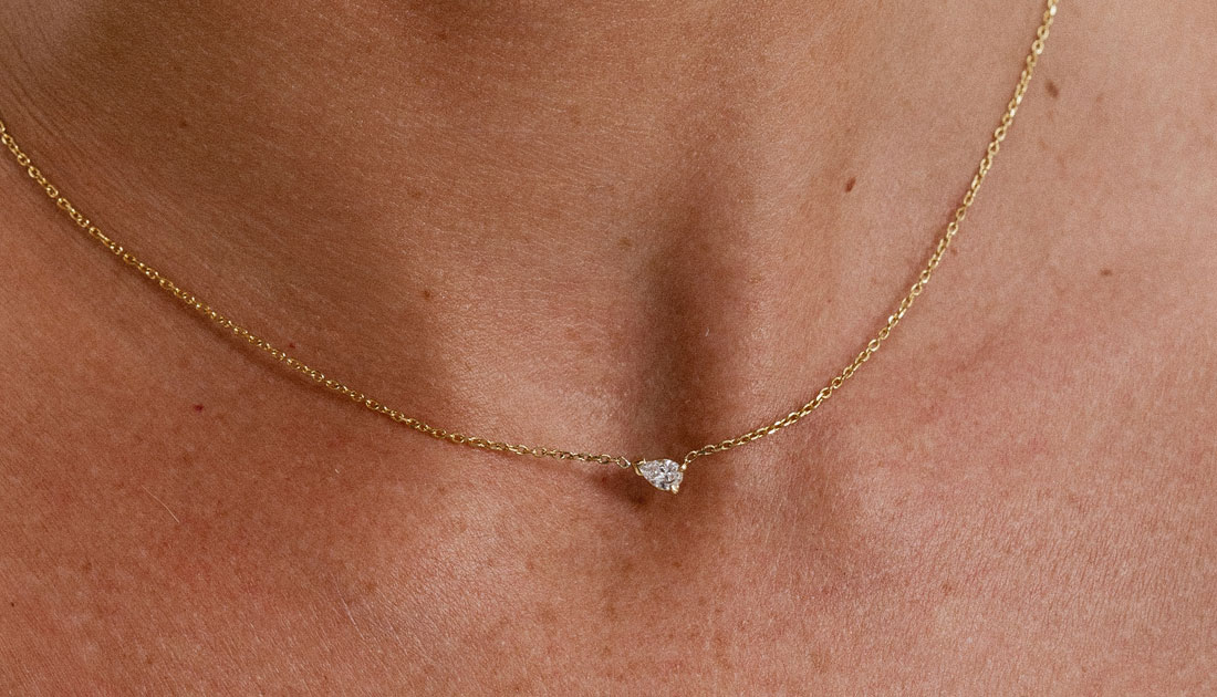 Colar delicado em ouro 18k com diamante lapidação gota vestido.